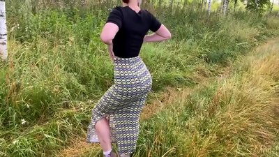 Әйелі көшеде әтеш сорады және оның есекпен аяқталатын жыныстық қатынасқа түседі. CleoModel орыс порносы